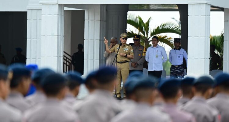 Wujudkan Wajah Kota yang Asri, Pemprov Sultra Bersama TNI-Polri Gelar Aksi Bersih Massal Wujudkan Wajah Kota yang Asri, Pemprov Sultra Bersama TNI-Polri Gelar Aksi Bersih Massal