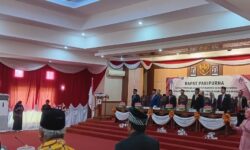 Jelang HUT Kabupaten ke 66, DPRD Muna Gelar Rapat Paripurna HarmoniSultra.com, Muna - Dewan Perwakilan Rakyat Daerah (DPRD) Muna menggelar rapat Paripurna dalam rangka Hari Ulang tTahun (HUT) Kabupaten Muna yang ke 66, Kamis (3/7/2025) Peripurna tersebut, dihadiri oleh perwakilan Kodim 1416 Muna, Polres Muna, Ketua Pengadilan, Ketua KPU Muna, Kepala Kejaksaan Muna, Kepala Kemenag Muna, Kepala BNN, serta para OPD. Pada kesempatan itu, Ketua DPRD Muna mengatakan usia 66 tahun ini tentu bukanlah suatu perjalanan yang singkat bagi Kabupaten Muna. Sudah tentu seiring dengan perjalanan waktu, penyelenggaran pemerintahan pembangunan di Kabupaten Muna semakin berbenah dengan dinamika yang penuh dengan warna warni terhadap arah kebijakan pembangunan para pemimpin daerah yang silih berganti dalam kurun waktu masa pemerintahannya. Dalam perjalanan Kabupaten Muna banyak catatan sejarah yang mengiringi kemajuan daerah ini untuk dapat sejajar dengar daerah yang lainnya. “Jadi kami mengucapkan terimakasih, rasa bangga, rasa hormat dan rasa syukur atas segala kebijakan pembangunan yang telah ditorehkan oleh para pemimpin daerah baik yang terdahulu maupun yang saat ini sedang menjalankan tugas pengabdiannya,” ucapnya. Sementara itu, Bupati Muna Bahrun menyampaikan rasa terimakasih dan apresiasi kepada semua pihak dan seluruh elemen masyarakat yang telah mendorong terciptanya suasana kondusif di wilayah Kabupaten Muna. “Pada momentum hari ulang tahun Muna kepada seluruh masyarakat untuk terus merajut kebersamaan, bergandengan tangan dan saling mendukung untuk membangun Daerah ini agar semakin maju dan sejahtera,” tegasnya. Penulis: Ardian